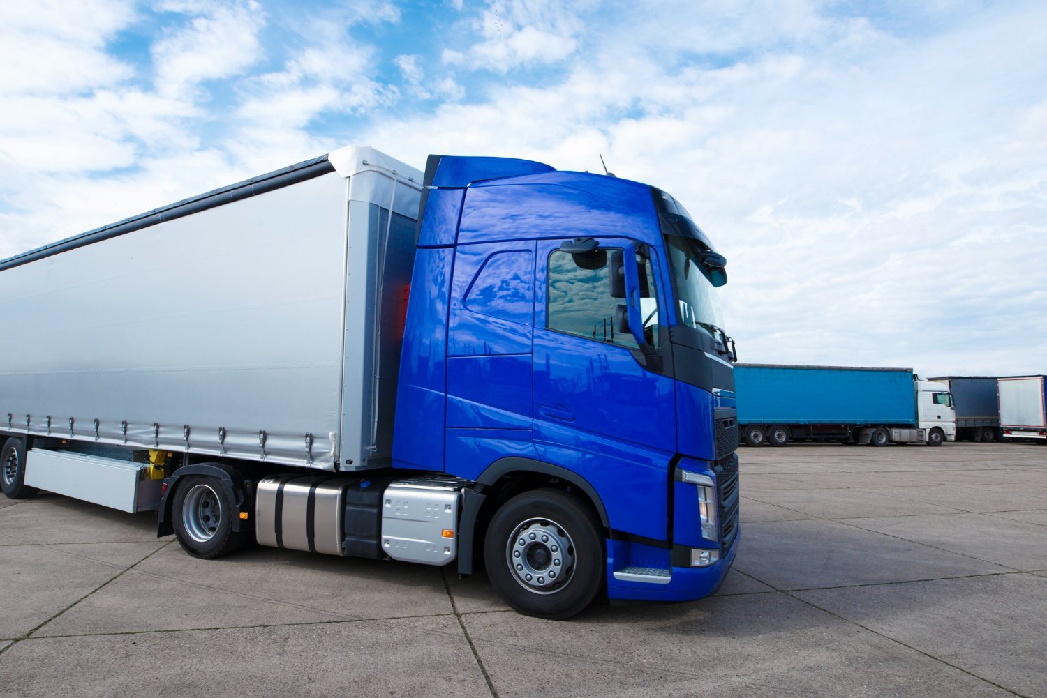 Heavy-duty logistics truck